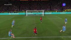 Cuando el karma sabe a gloria bendita: feísima la chulería de la portera inglesa...