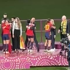 Aparece una nueva toma de la secuencia de Rubiales y Jenni: fue él quien se colgó de ella