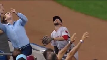 ¡Para qué te traje! Aficionado deja ir una pelota tres veces