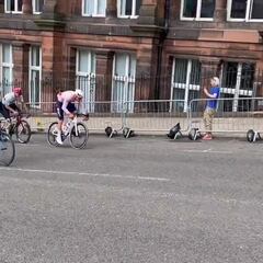 Un español de 17 años aguanta el arreón de Van Der Poel reconociendo la rampa decisiva del mundial