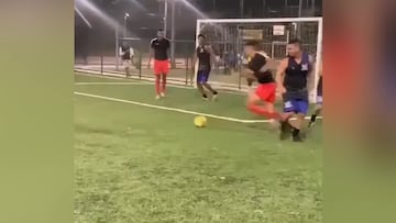 Recibe tremendo balonazo en la cara y termina marcando un golazo