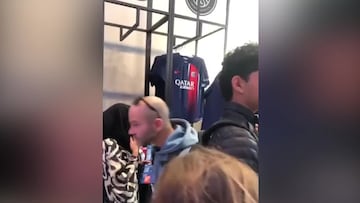 Empleado de la tienda del PSG es captado retirando las camisetas de Mbbapé