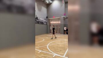 ¡De la NFL al baloncesto! Tom Brady da clases de triples