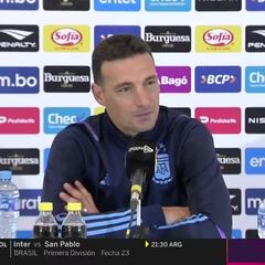 Las caras de Scaloni lo dicen todo: el mosqueo con el periodista es tan grande que hasta le corta la pregunta