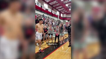 La impresionante clavada en el basquetbol colegial