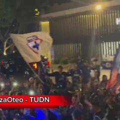 Afición de Cruz Azul llevó serenata a su equipo previo al Clásico Joven