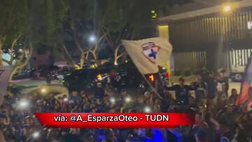 Afición de Cruz Azul llevó serenata a su equipo previo al Clásico Joven