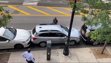 Un hombre logra sacar su coche de un estacionamiento del que parecía imposible salir