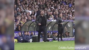 Entrenador de Leeds se gana la ovación del estadio tras este increíble toque