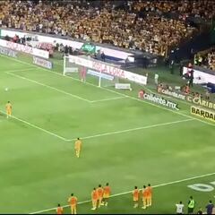 El penal con el que Gignac se convirtió en el máximo anotador del Clásico Regio