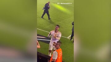 Bellingham festeja con una bandera con la imagen de Vini Jr. y Rodrygo al estilo del GTA
