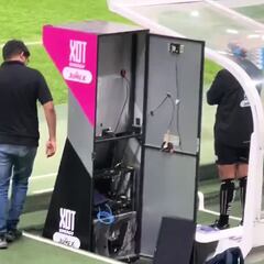 Captan a “ingeniero” arreglando el VAR el pleno juego de Liga MX