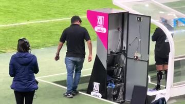 Captan a “ingeniero” arreglando el VAR el pleno juego de Liga MX