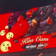 ¡Soldado rescatado! No lo besan en Kiss Cam, pero otra sí lo hace