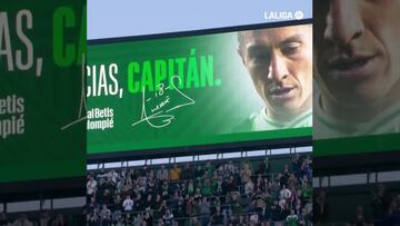Jugadores del Betis y Barcelona hacen pasillo a Andrés Guardado