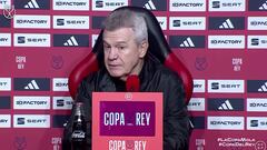 El show de Aguirre con estos dos periodistas en rueda de prensa: “Preguntabas tú, cabr...”