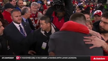 El hist¨®rico y medi¨¢tico beso de Taylor Swift y Travis Kielce tras confirmarse su clasificaci¨®n a la Superbowl