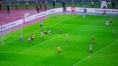 Si pasa en la Liga, se arma la mundial: se marca en propia y lo que le hacen 2 rivales avergüenza al fútbol