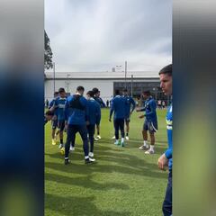 Diego Valdés celebró su cumpleaños en la práctica del América