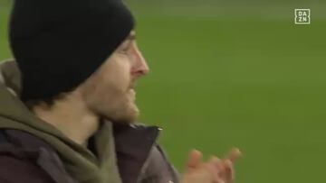 Vuelve a su estadio tras recuperarse de un paro cardíaco: el recibimiento de la afición es oro