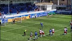 El penalti más raro desde hace años: sin carrerilla, 12 segundos con el pie levantado y el final esperado...