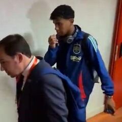 Lamine Yamal sale lesionado del estadio y enciende las alarmas del Barça y media España