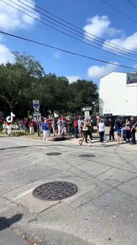 La falta de respeto es de otro nivel: una partidaria de Kamala Harris hace un gesto vulgar en un mítin de Trump en Savannah