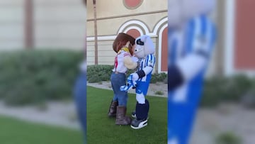 Monty intercambia jersey con Sourdough Sam, mascota de los 49ers
