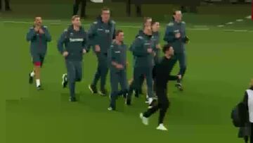 Xabi Alonso y su espectacular detalle con su staff tras golear al Bayern