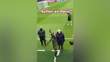 Mbapp¨¦ dando las gracias a la afici¨®n del PSG entre gritos de: ¡°Kylian en Par¨ªs¡±