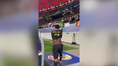 Bellingham en el Metropolitano, Llorente en el Bernabéu... y ahora Vinicius y el escudo del Madrid