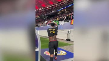 Bellingham en el Metropolitano, Llorente en el Bernabéu... y ahora Vinicius y el escudo del Madrid