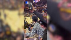 Curry enfila el túnel de vestuarios hacia los fans y el regalo que les hace es aún mejor de lo esperado