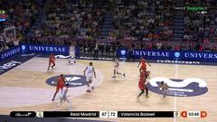 Brandon Davies amaga con irse a por el árbitro tras ser eliminado y hace un gesto más que reprobable