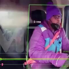 El impactante momento en que un tren parte por la mitad una furgoneta grabado desde dentro