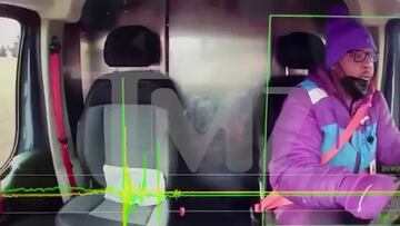 El impactante momento en que un tren parte por la mitad una furgoneta grabado desde dentro
