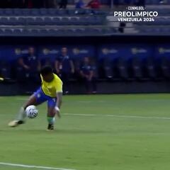 La virguería de Endrick para quedarse el balón dentro del área que desata la fascinación del madridismo