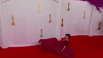 Ca¨ªda estrepitosa de Liza Koshi en la alfombra roja de los Oscar