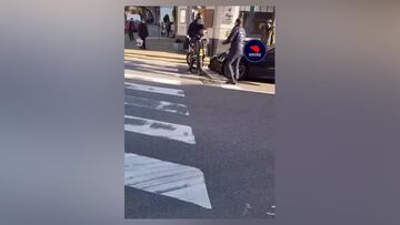 El dueño de un Ferrari increpa a un ciclista y la respuesta de este se vuelve viral: esperen al final del vídeo