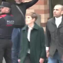 Vean a Alves salir de prisión: más delgado, con menos pelo e increpado