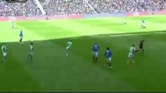 Tumbó a dos jugadores de un balonazo: lo que pasó en la liga escocesa fue insólito