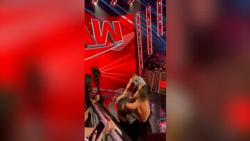 Un fan de la WWE salta al escenario y ataca a Seth Rollins