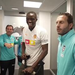 El emotivo regreso de Diakhaby a Paterna para saludar a sus compañeros