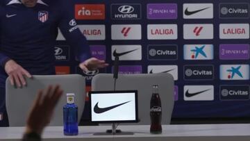 Supersticioso es poco: Simeone mide la silla de la rueda de prensa para sentarse