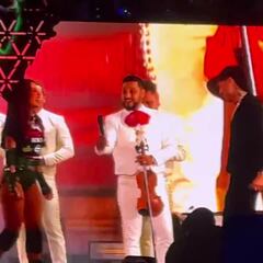 Video: Así fue el beso de Anitta y Peso Pluma en Pa’l Norte 2024