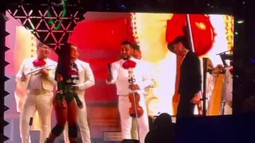 Video: Así fue el beso de Anitta y Peso Pluma en Pa’l Norte 2024