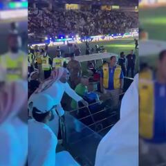 Desenfunda y agrede a un compañero de Benzema... ¡con un látigo!