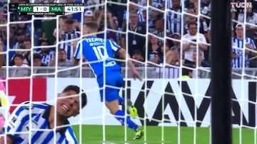 Luis Su¨¢rez pierde la cabeza y le retuerce el brazo a un jugador de Monterrey sin bal¨®n por medio
