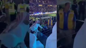Abderrazak Hamdallah, jugador del Al-Ittihad es latigueado por fanático en tribunas