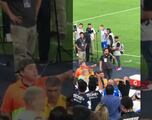 Vídeo: Fans de Monterrey agreden a Gignac y él les hace una seña obscena